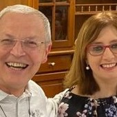 Alessandra Ferraro insieme al medico e sacerdote don Dante Carraro