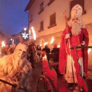 L'ira dei Krampus per l'uscita di Babbo Natale per le vie del paese. Credit Friuli Oggi