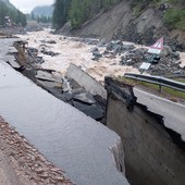 Foto scattata questa mattina nella vallata di Cogne: la strada regionale 47 investita dalla frana che ha isolato il paese