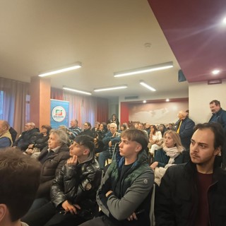 Sala gremita all'incontro organizzato dal gruppo consiliare di FI VdA