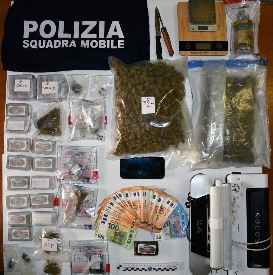 Trovato dalla polizia con quasi quattro chili di hashish e marijuana, valdostano in manette
