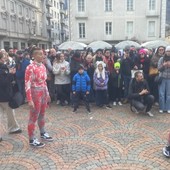 In 300 in piazza Chanoux per urlare 'basta' a femminicidi e violenze di genere VIDEO FLASH MOB