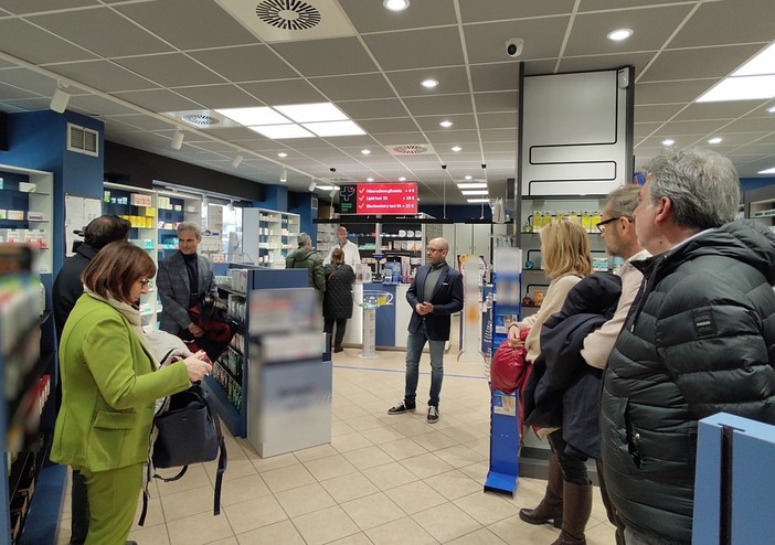 Un momento dell'inaugurazione del restyling della farmacia