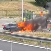 Auto prende fuoco al casello di Chatillon