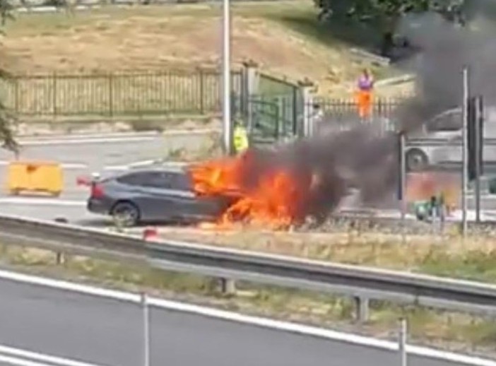 Auto prende fuoco al casello di Chatillon Auto prende fuoco al casello di Chatillon