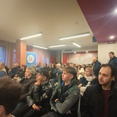 Sala gremita all'incontro organizzato dal gruppo consiliare di FI VdA