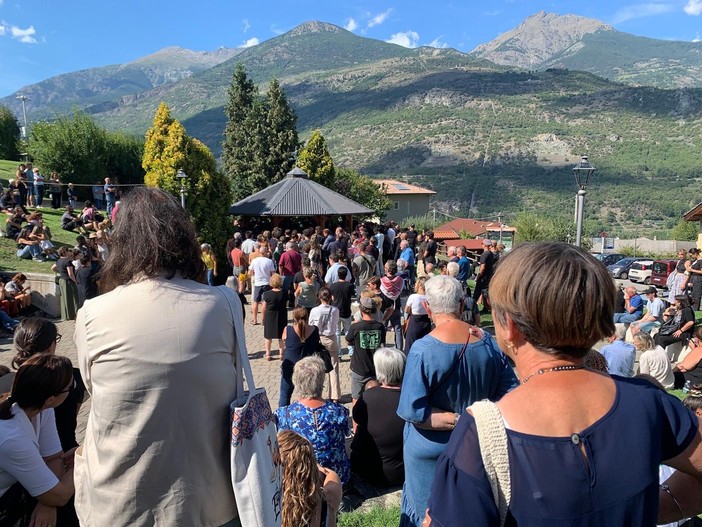 Saint-Marcel, in centinaia per l’ultimo saluto ad Alex Ammendolia