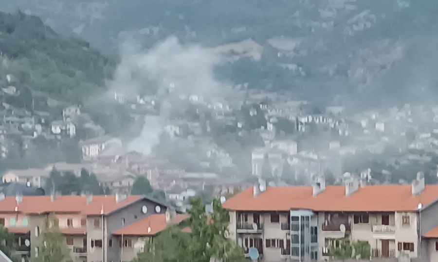 Aosta, incendio in un condominio in via Petigat, diverse squadre di Vigili del fuoco sul posto Aosta, incendio in un condominio in via Petigat, diverse squadre di Vigili del fuoco sul posto