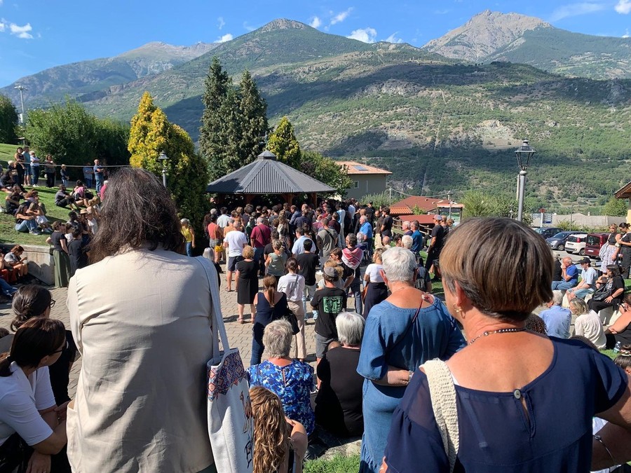 Saint-Marcel, in centinaia per l’ultimo saluto ad Alex Ammendolia