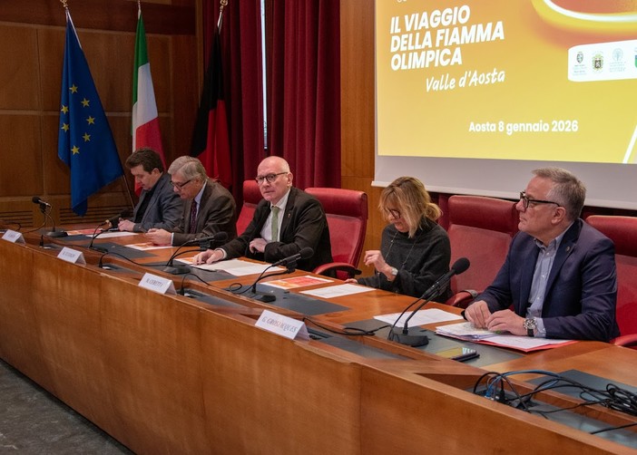 Il tavolo di presentazione del passaggio della Fiamma olimpica Milano Cortina 2026