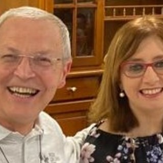 Alessandra Ferraro insieme al medico e sacerdote don Dante Carraro