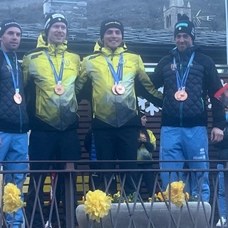 E' festa a Nus; Chicco Pellegrino (primo da dx) assieme ai tre più giovani Azzurri del fondo (cliccare sull'immagine per avviare la gallery)