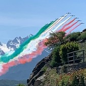 Le frecce tricolori al passaggio su Aosta nel 2020