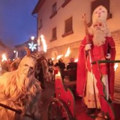 L'ira dei Krampus per l'uscita di Babbo Natale per le vie del paese. Credit Friuli Oggi
