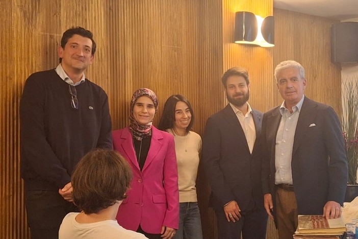 Da sn i medici farmacisti Vittorio Antonio Sportelli, Shahd Kattaa, Gloria Charrance e Flavio Barailler. Ultimo a destra Andrea Nicola, presidente dell’Ordine