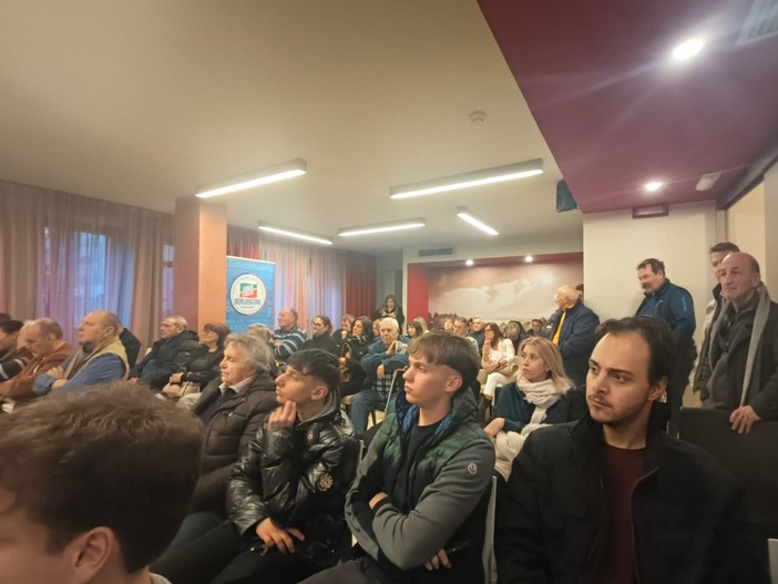 Sala gremita all'incontro organizzato dal gruppo consiliare di FI VdA