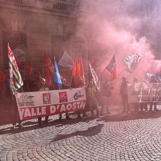 Fumogeni, sirene d'allarme e slogan urlati sotto le finestre di Confindustria VdA