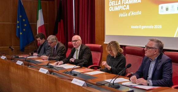 Il tavolo di presentazione del passaggio della Fiamma olimpica Milano Cortina 2026