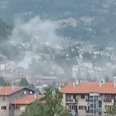 Aosta, incendio in un condominio in via Petigat, diverse squadre di Vigili del fuoco sul posto