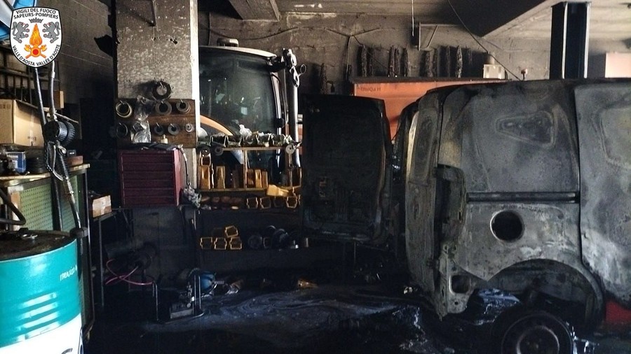 Incendio in un capannone a Doues, intervento dei Vigili del fuoco