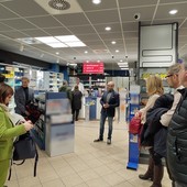 Un momento dell'inaugurazione del restyling della farmacia