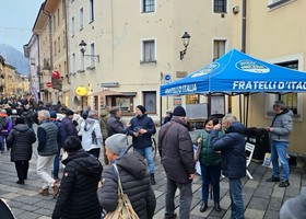Un gazebo di FdI VdA in centro ad Aosta
