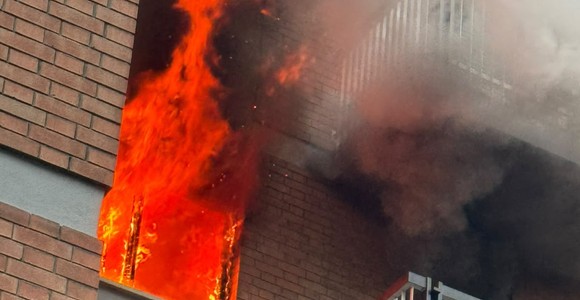 Fiamme impressionanti serpeggiano dalle finestre dell'alloggio Fiamme impressionanti serpeggiano dalle finestre dell'alloggio