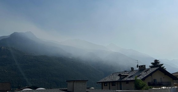 Il fumo degli incendi in Piemonte ha avvolto questo pomeriggio una vasta area montana dell'envers Il fumo degli incendi in Piemonte ha avvolto questo pomeriggio una vasta area montana dell'envers