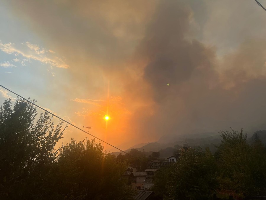 Elicotteri, Vigili del fuoco e volontari: Saint-Denis e Verrayes lottano con l'incendio VIDEO