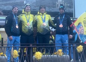 E' festa a Nus; Chicco Pellegrino (primo da dx) assieme ai tre più giovani Azzurri del fondo (cliccare sull'immagine per avviare la gallery) E' festa a Nus; Chicco Pellegrino (primo da dx) assieme ai tre più giovani Azzurri del fondo (cliccare sull'immagine per avviare la gallery)