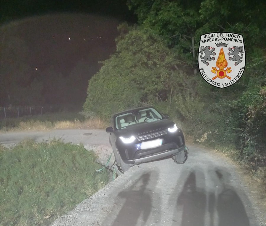 Aosta, fuoristrada...finito fuori strada recuperato dai Vigili del fuoco