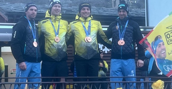 E' festa a Nus; Chicco Pellegrino (primo da dx) assieme ai tre più giovani Azzurri del fondo (cliccare sull'immagine per avviare la gallery)