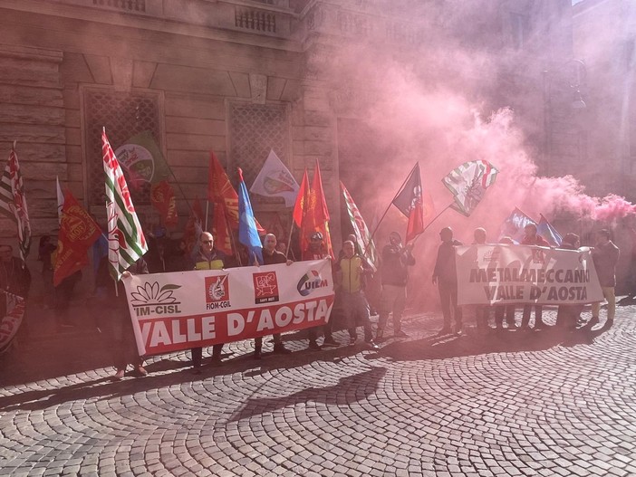 Fumogeni, sirene d'allarme e slogan urlati sotto le finestre di Confindustria VdA