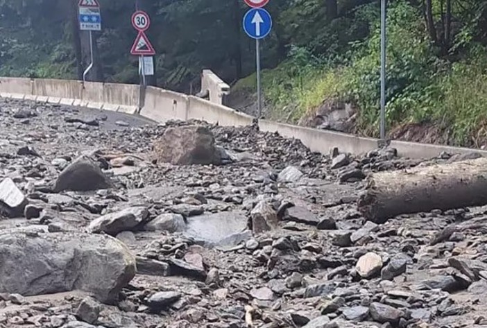 Frane sulla strada regionale di Cogne, un'auto bloccata; località isolata Frane sulla strada regionale di Cogne, un'auto bloccata; località isolata