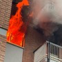 Fiamme impressionanti serpeggiano dalle finestre dell'alloggio Fiamme impressionanti serpeggiano dalle finestre dell'alloggio