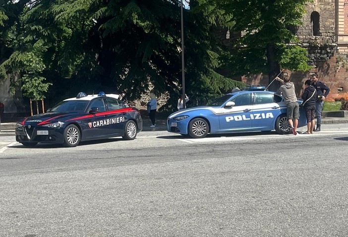 L'intervento delle Forze dell'ordine in piazza Manzetti