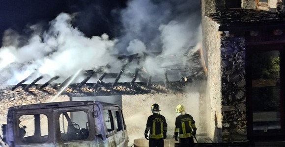 Saint-Nicolas, cinque persone in ospedale per i fumi di un incendio Saint-Nicolas, cinque persone in ospedale per i fumi di un incendio