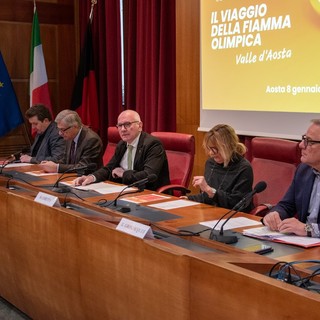 Il tavolo di presentazione del passaggio della Fiamma olimpica Milano Cortina 2026