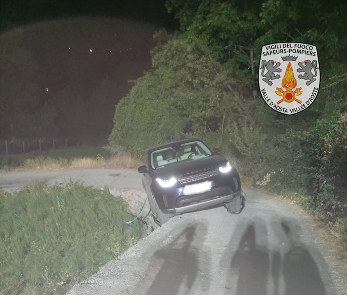 Aosta, fuoristrada...finito fuori strada recuperato dai Vigili del fuoco