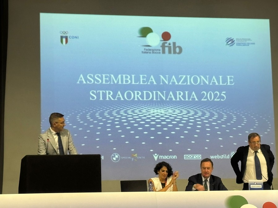 A sn Roberto Favre sul podio dell'assemblea elettiva per il suo primo intervento da Presidente