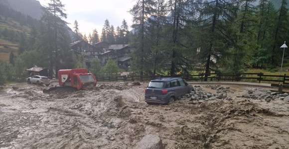 Rhemes-Notre-Dame, colata di detriti blocca la strada a Thumel; evacuate una trentina di persone Rhemes-Notre-Dame, colata di detriti blocca la strada a Thumel; evacuate una trentina di persone