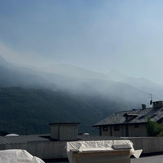 Il fumo degli incendi in Piemonte ha avvolto questo pomeriggio una vasta area montana dell'envers