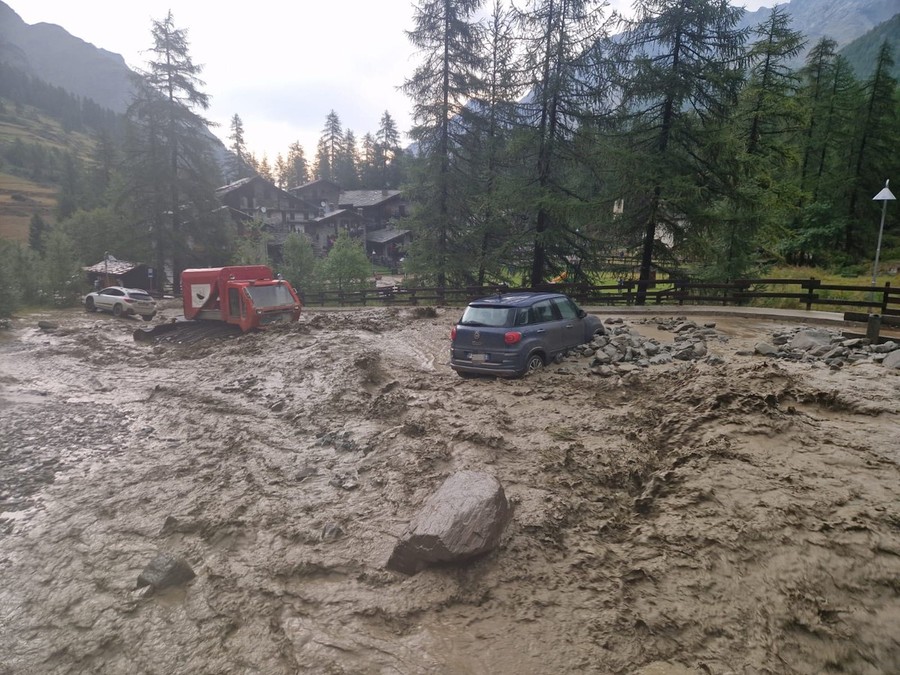 Rhemes-Notre-Dame, colata di detriti blocca la strada a Thumel; evacuate una trentina di persone Rhemes-Notre-Dame, colata di detriti blocca la strada a Thumel; evacuate una trentina di persone