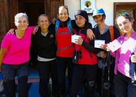Tre giovani alpiniste pakistane nel Gran Paradiso Tre giovani alpiniste pakistane nel Gran Paradiso
