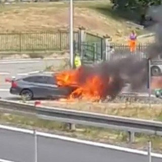 Auto prende fuoco al casello di Chatillon