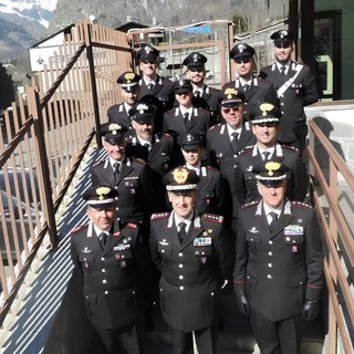 Il Generale dei carabinieri, Riccardo Galletta, con il TenCol Livio Propato e i militari della Stazione di Courmayeur