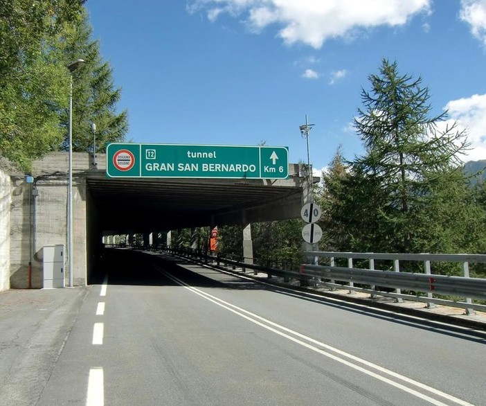 Finiranno in anticipo i lavori al Tunnel del G.S. Bernardo e gli svizzeri chiedono altri soldi all'Italia Finiranno in anticipo i lavori al Tunnel del G.S. Bernardo e gli svizzeri chiedono altri soldi all'Italia