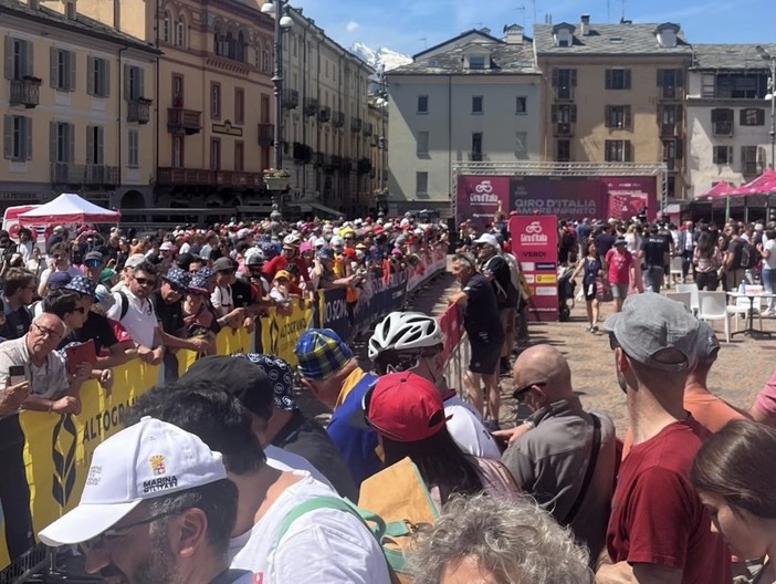 Piazza Chanoux ieri mattina alla partenza dei Giro (cliccare sull'immagine per avviare la gallery; photo credit delle immagini sportive Ezio Cairoli per Laprimalinea.it; photo credit immagini istiuzionali con esponenti della Giunta regionale Moreno Vignolini)