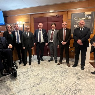 La nuova Giunta regionale: da sn Leonardo Lotto, Speranza Girod, Davide Sapinet. Luigi Bertschy, Renzo Testolin, Erik Lavevaz, Giulio Grosjacques, Carlo Marzi e Mauro Baccega