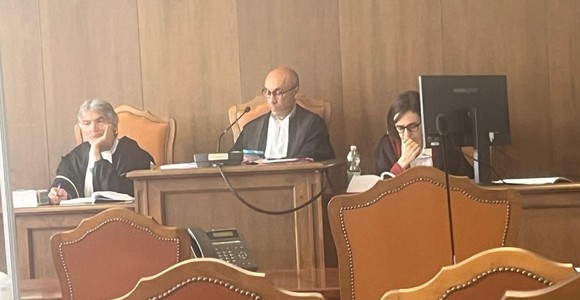 Abusi sessuali ripetuti sulla figlia adolescente della compagna, 56enne condannato a 12 anni di carcere